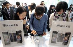 iPhone,  Япония,  2011 год